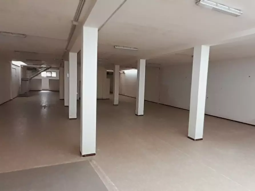Immagine 5 di Magazzino in vendita  in Via Buccarelli 20 a Lecce