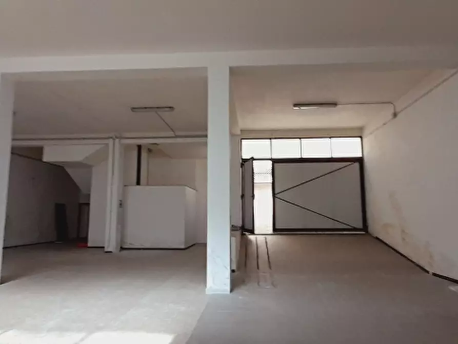 Immagine 3 di Magazzino in vendita  in Via Buccarelli 20 a Lecce