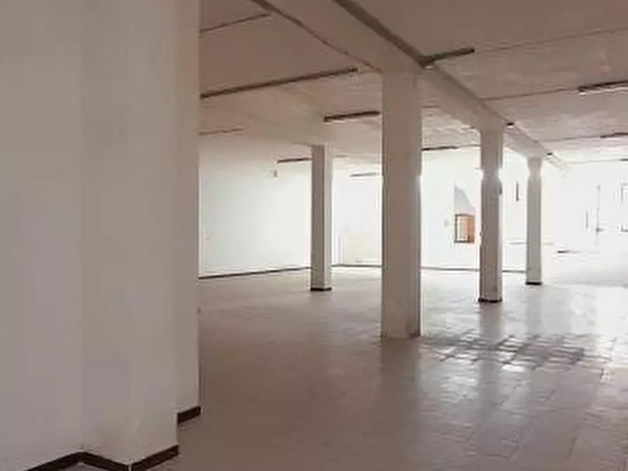 Immagine 8 di Magazzino in vendita  in Via Buccarelli 20 a Lecce