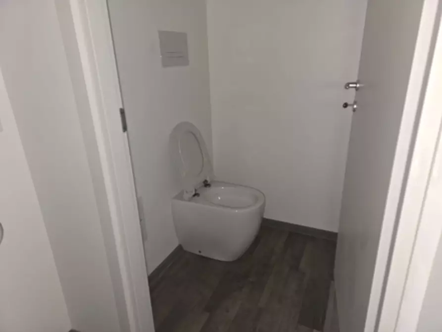 Immagine 11 di Locale commerciale in affitto  in Via Dei Mocenigo 8 10 a Lecce