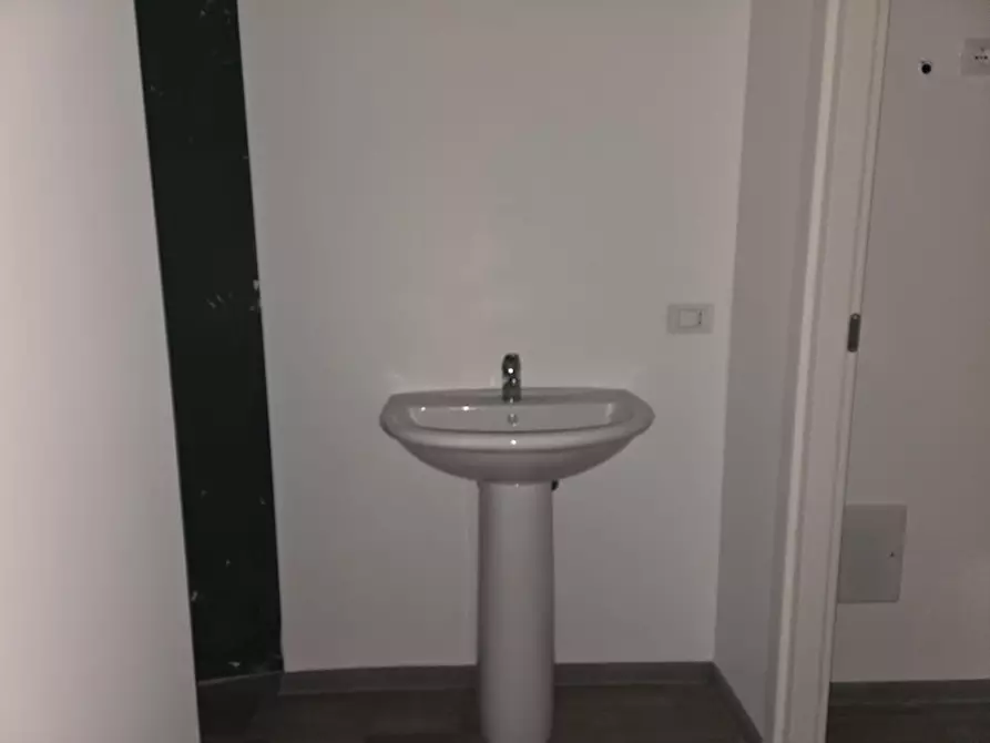 Immagine 10 di Locale commerciale in affitto  in Via Dei Mocenigo 8 10 a Lecce