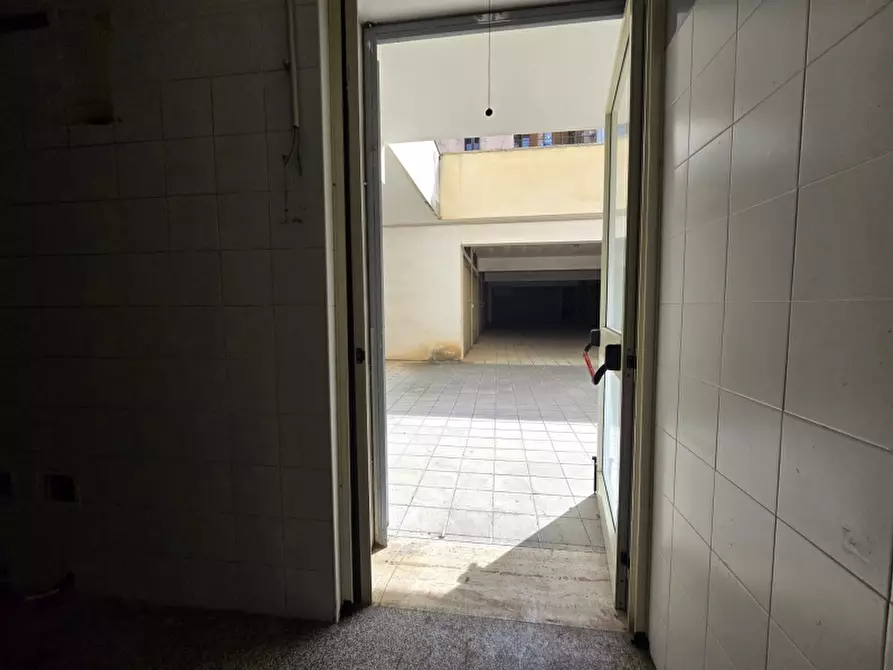 Immagine 21 di Locale commerciale in affitto  a Lecce
