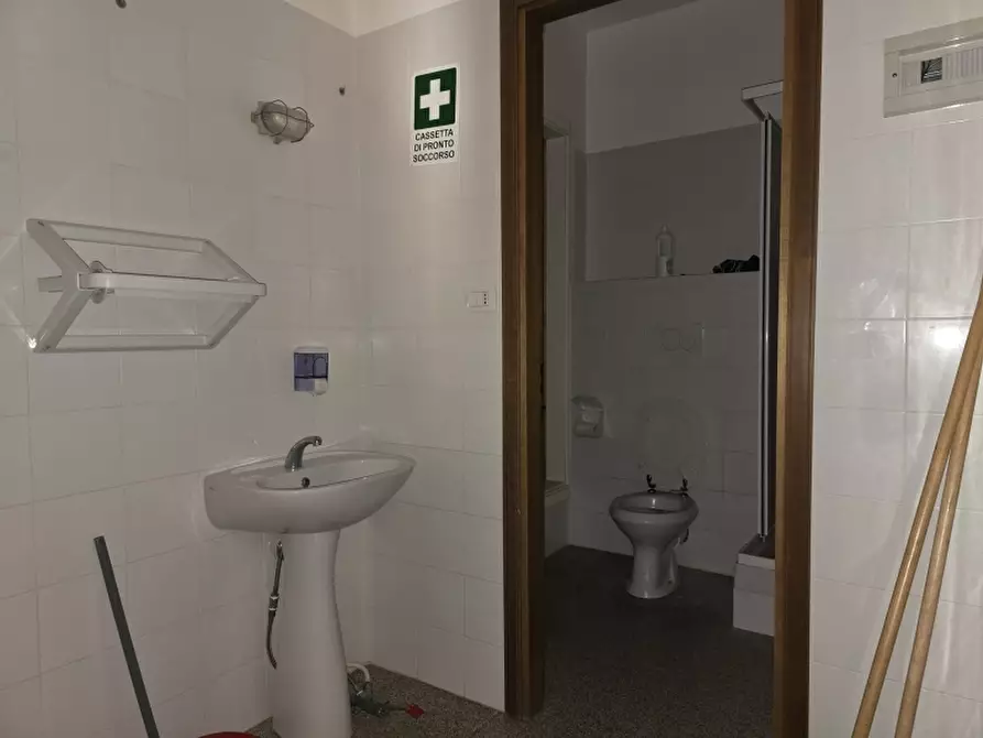 Immagine 22 di Locale commerciale in affitto  a Lecce