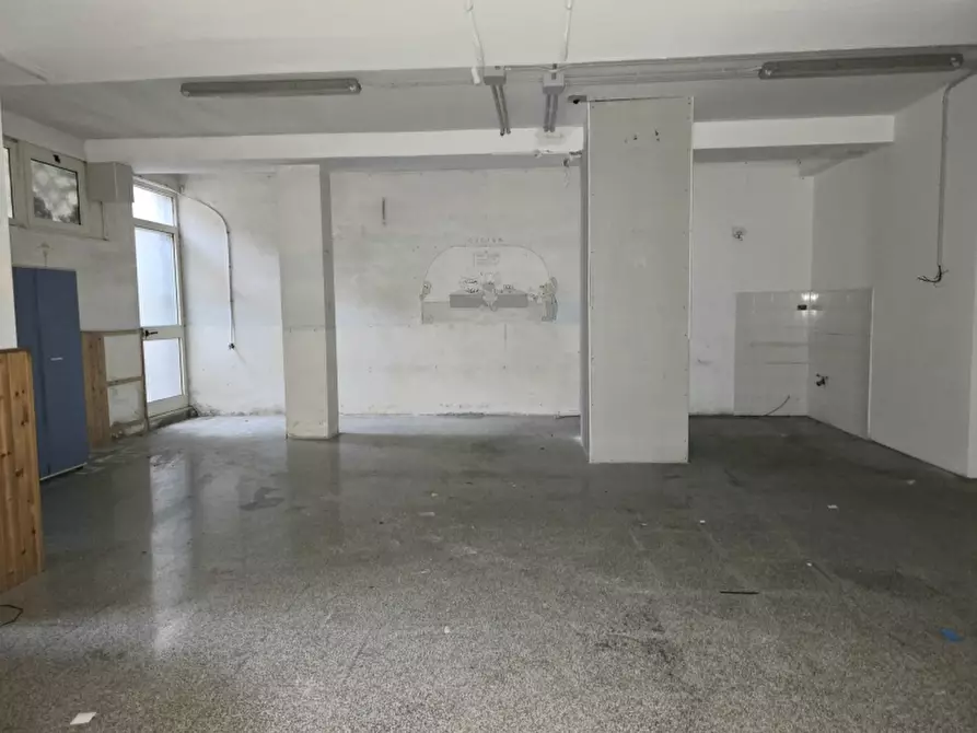 Immagine 26 di Locale commerciale in affitto  a Lecce