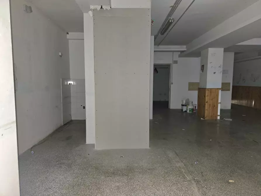 Immagine 29 di Locale commerciale in affitto  a Lecce