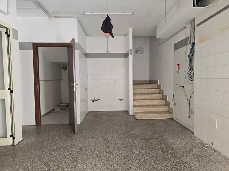 Immagine 19 di Locale commerciale in affitto  a Lecce