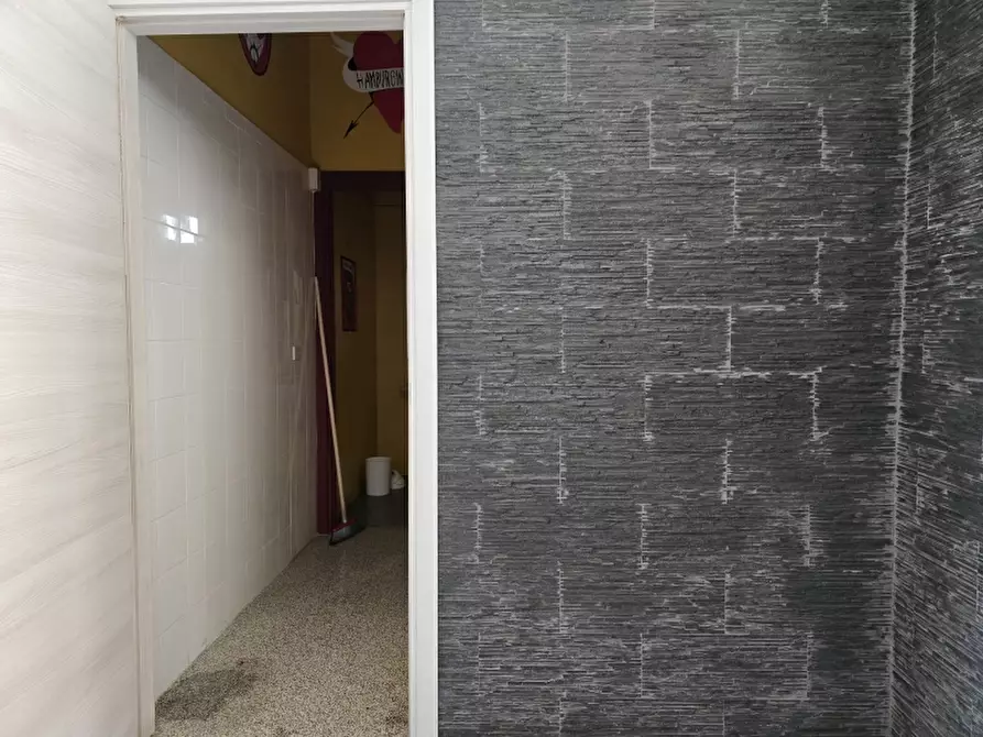 Immagine 11 di Locale commerciale in affitto  a Lecce