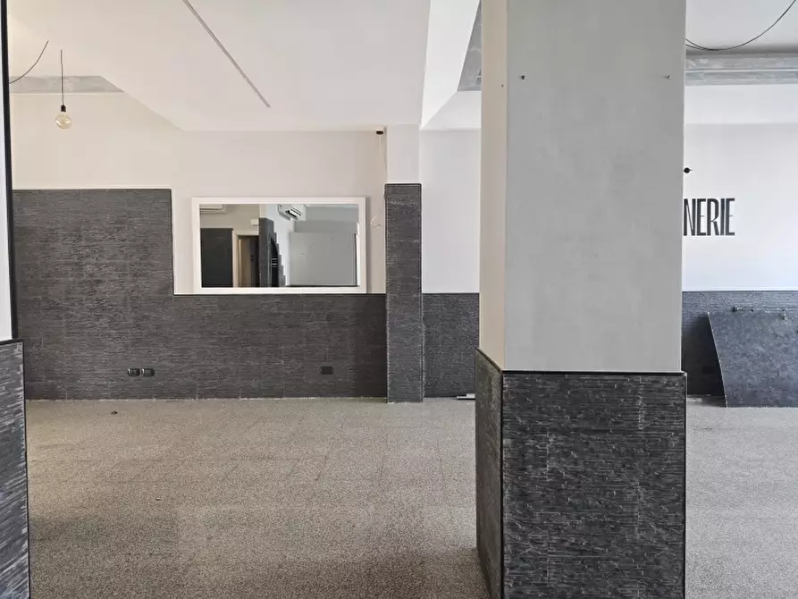 Immagine 5 di Locale commerciale in affitto  a Lecce
