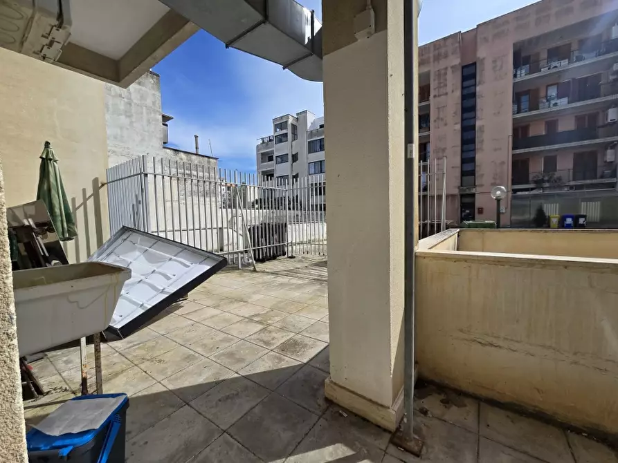 Immagine 13 di Locale commerciale in affitto  a Lecce