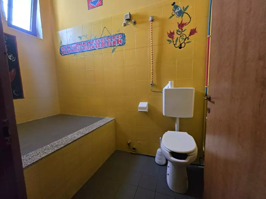 Immagine 16 di Locale commerciale in affitto  a Lecce