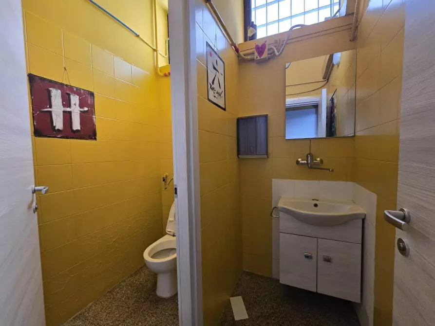 Immagine 14 di Locale commerciale in affitto  a Lecce