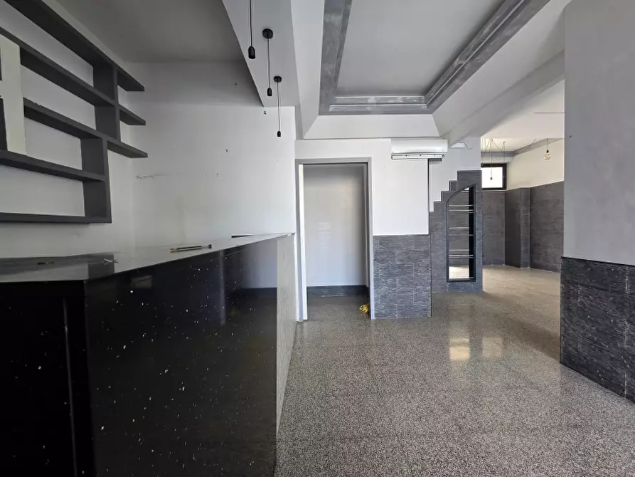 Immagine 9 di Locale commerciale in affitto  a Lecce
