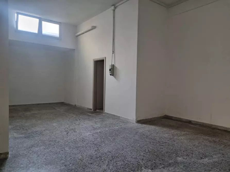 Immagine 3 di Magazzino in vendita  a Lecce