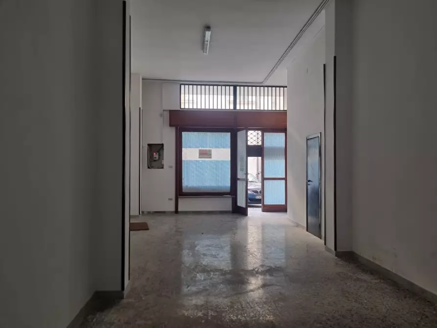 Immagine 1 di Magazzino in vendita  a Lecce