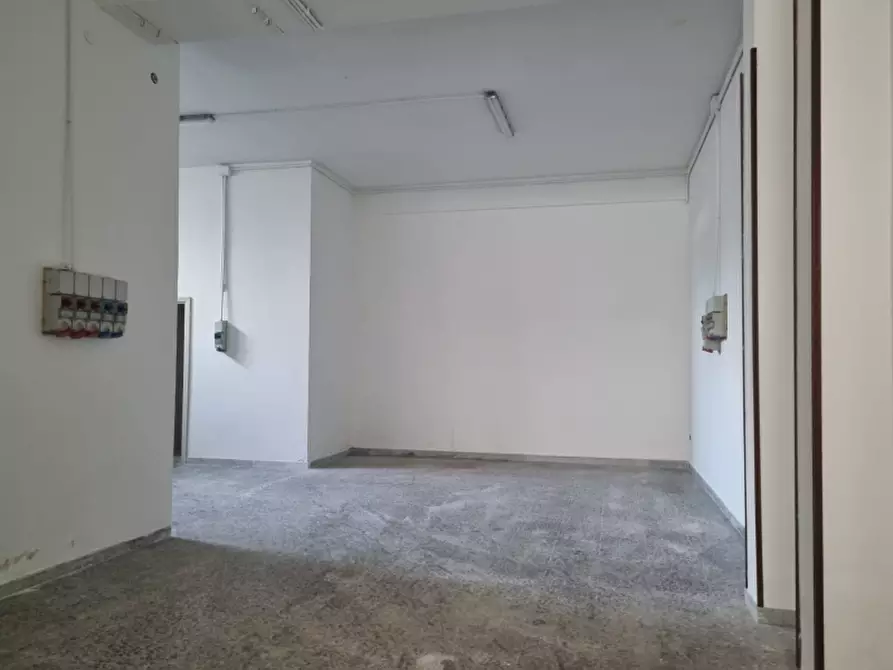 Immagine 4 di Magazzino in vendita  a Lecce