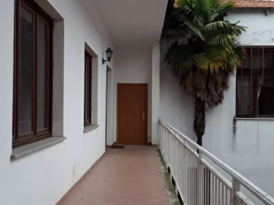 Immagine 4 di Palazzo in vendita  in VIA UMBERTO I 15/17 a Cuceglio