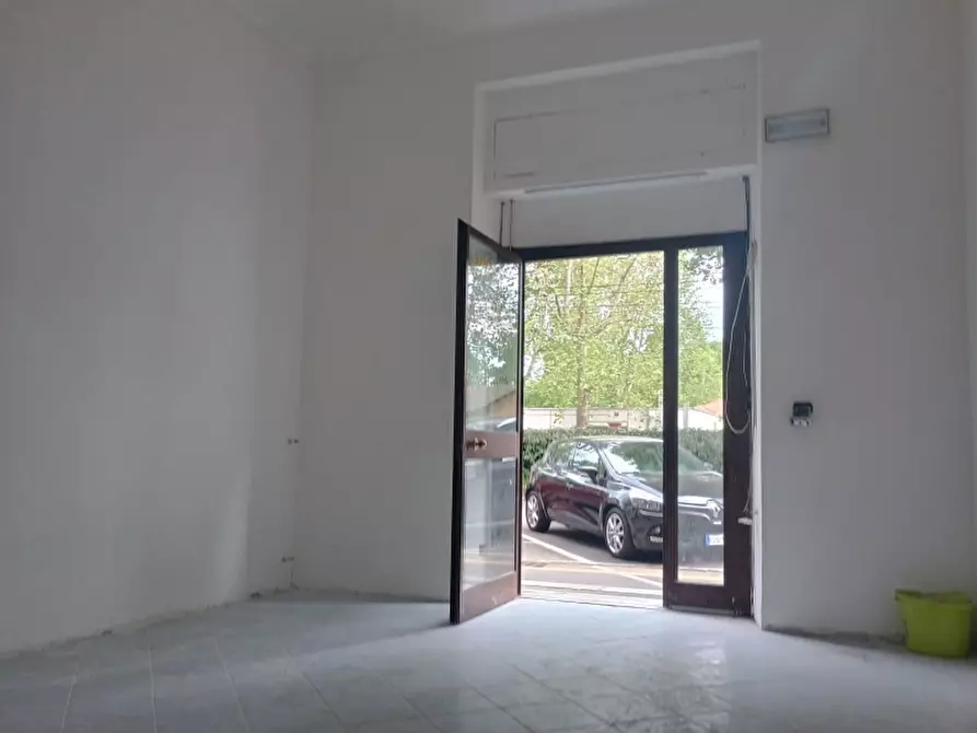 Immagine 11 di Negozio in vendita  a Torino