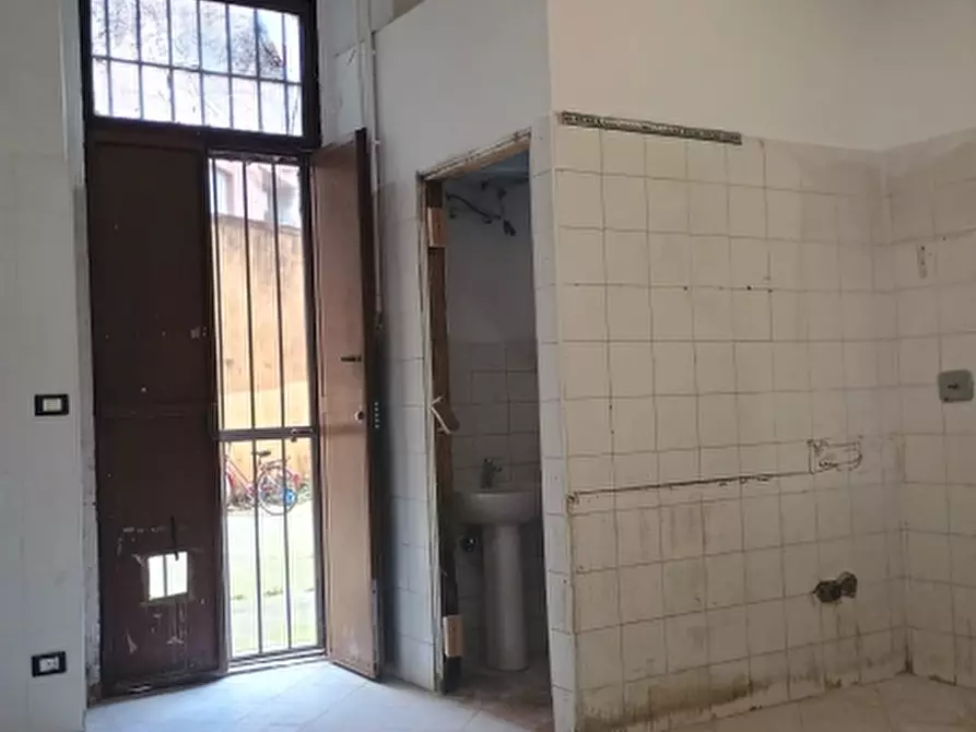 Immagine 5 di Negozio in vendita  a Torino