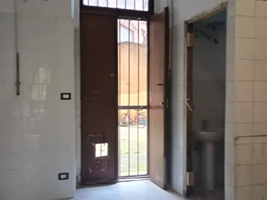 Immagine 9 di Negozio in vendita  a Torino