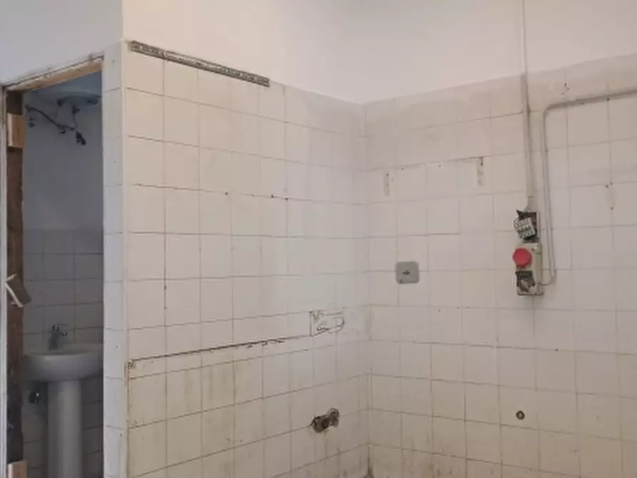 Immagine 10 di Negozio in vendita  a Torino