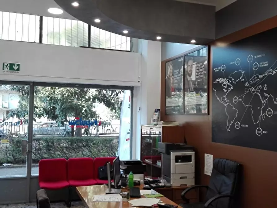 Immagine 3 di Locale commerciale in vendita  a Torino