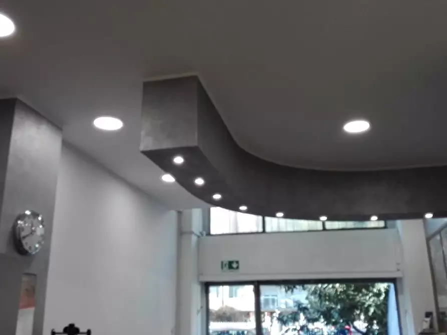 Immagine 2 di Locale commerciale in vendita  a Torino