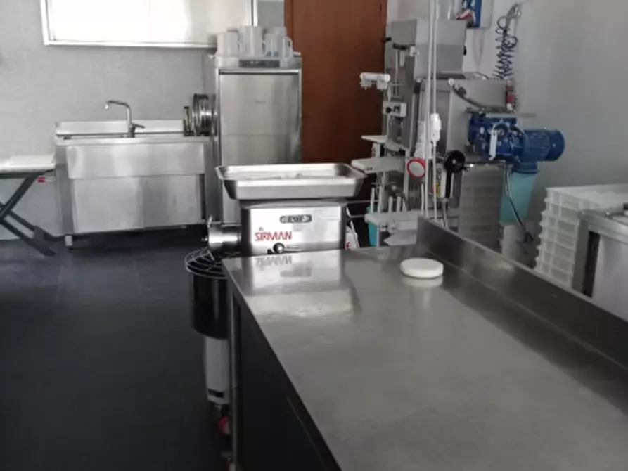 Immagine 27 di Attività commerciale in vendita  in STRADALE LANZO 13 a Balangero