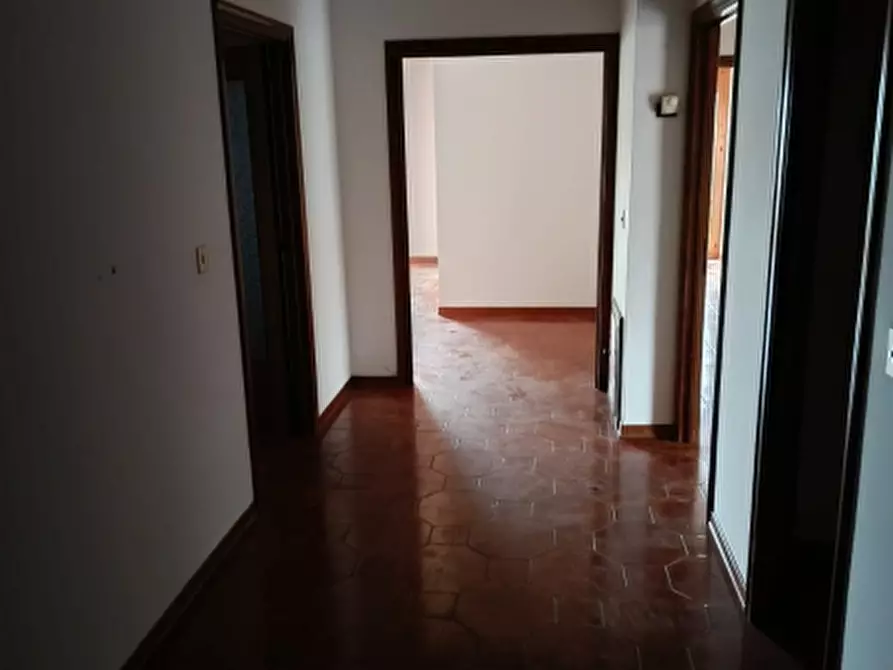 Immagine 9 di Appartamento in vendita  in Viale I° Maggio a Cortona