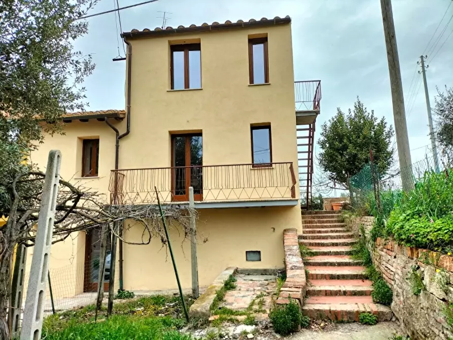 Immagine 1 di Casa semindipendente in vendita  in Via Mazzini a Castiglione Del Lago