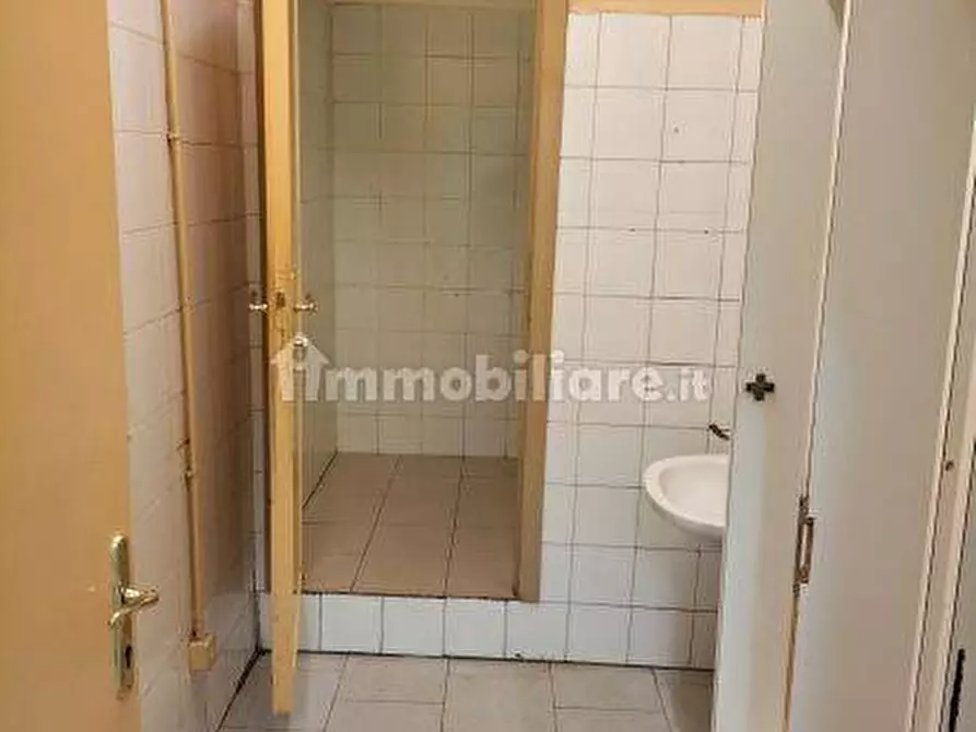 Immagine 11 di Negozio in vendita  in Viale Umbria 00 a Magione