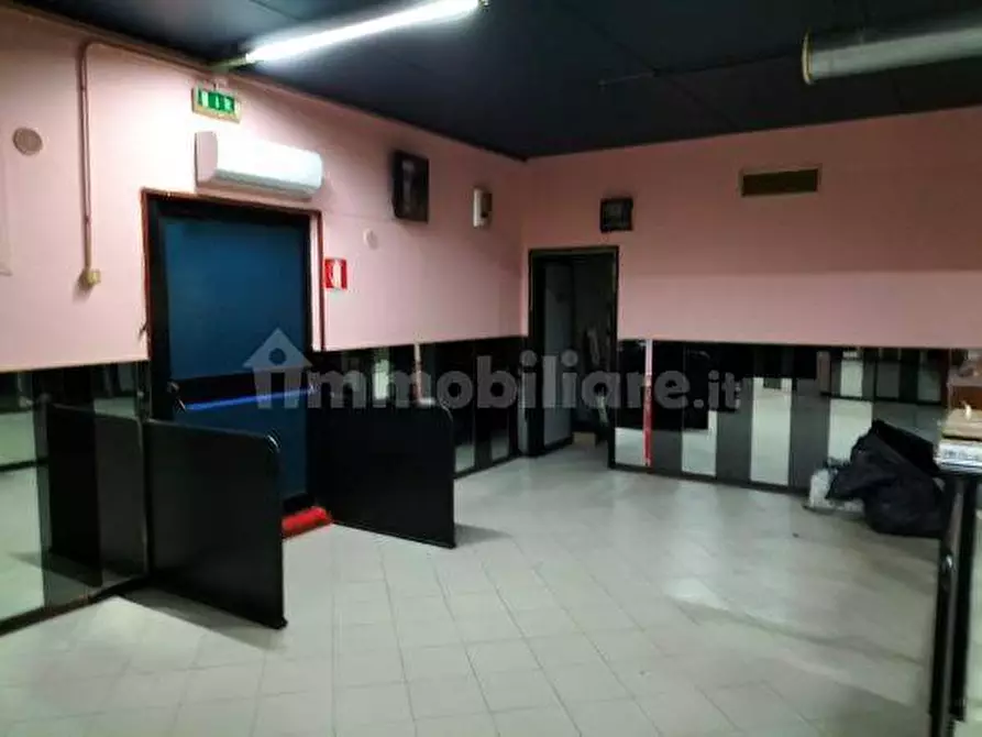 Immagine 5 di Negozio in vendita  in Viale Umbria 00 a Magione