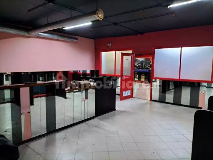 Immagine 7 di Negozio in vendita  in Viale Umbria 00 a Magione