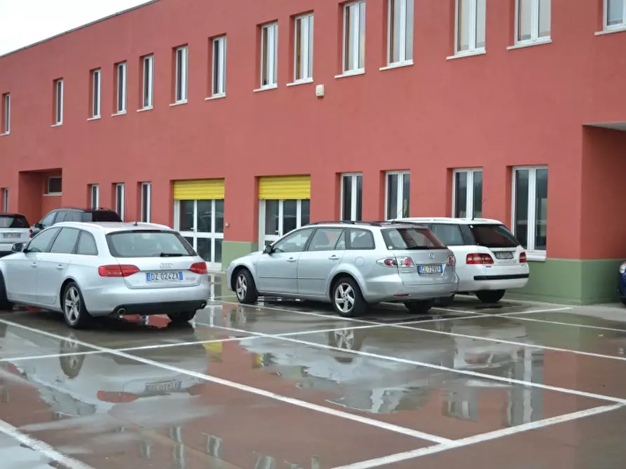 Immagine 3 di Locale commerciale in vendita  a Cisano Sul Neva