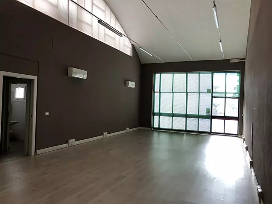 Immagine 2 di Capannone industriale in affitto  a Verona