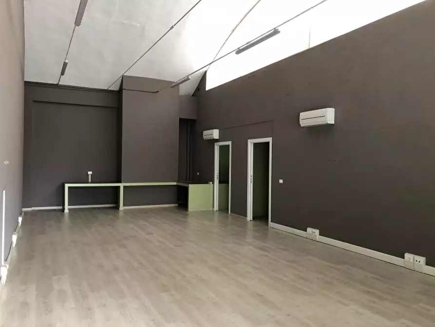 Immagine 1 di Capannone industriale in affitto  a Verona