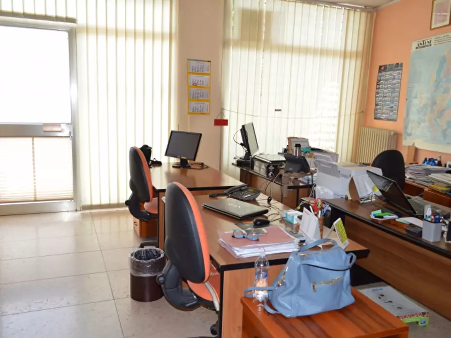 Immagine 1 di Negozio in affitto  in Via Silvestrini a Verona