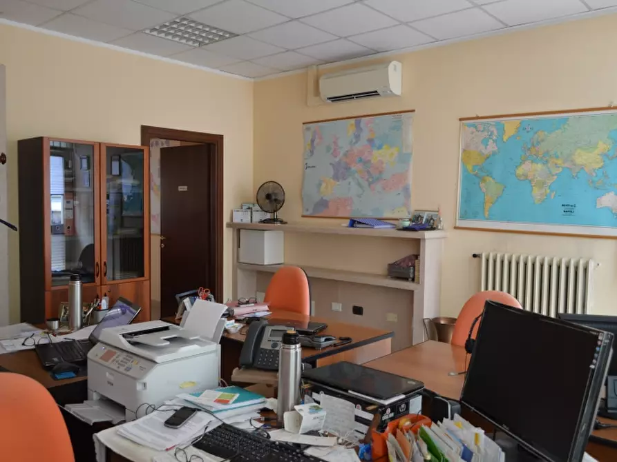 Immagine 2 di Negozio in affitto  in Via Silvestrini a Verona