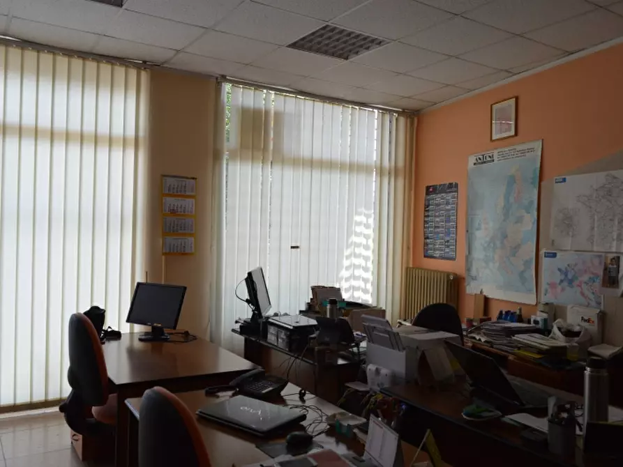 Immagine 6 di Negozio in affitto  in Via Silvestrini a Verona