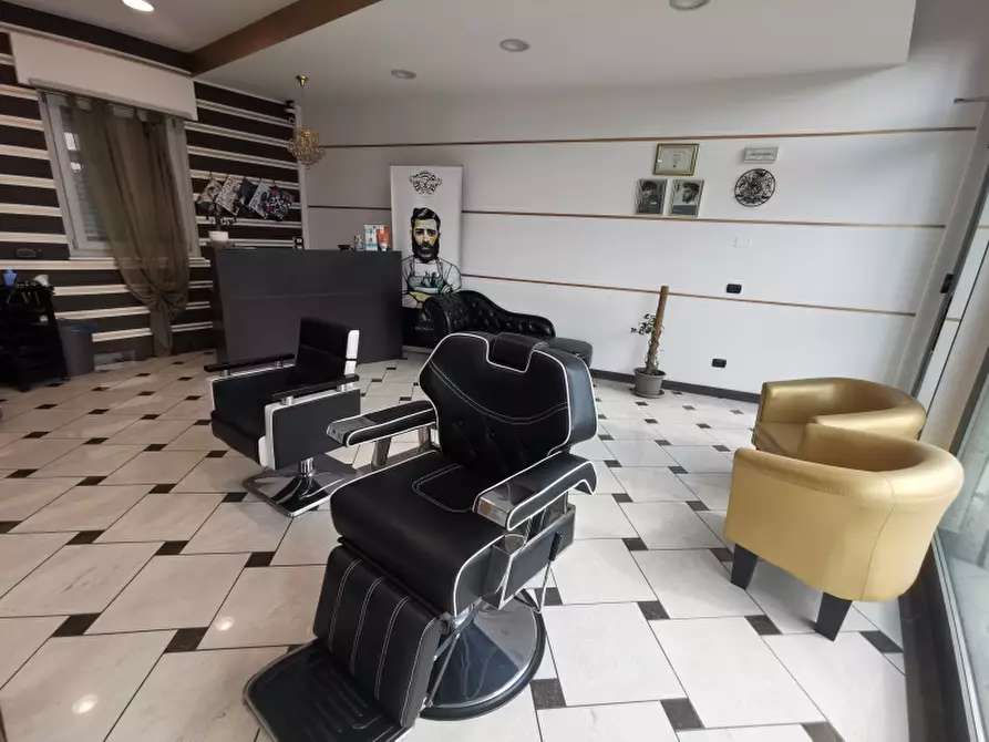 Immagine 2 di Negozio in affitto  a Cesano Maderno