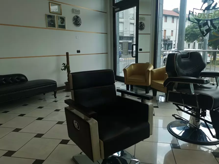 Immagine 11 di Negozio in affitto  a Cesano Maderno