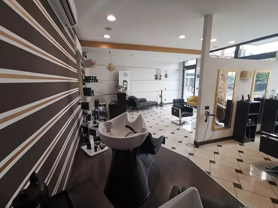 Immagine 12 di Negozio in affitto  a Cesano Maderno