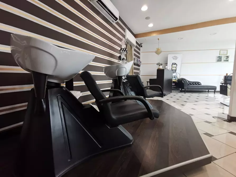 Immagine 4 di Negozio in affitto  a Cesano Maderno