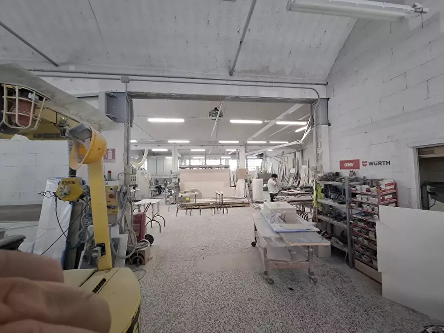 Immagine 2 di Capannone industriale in affitto  a Meda