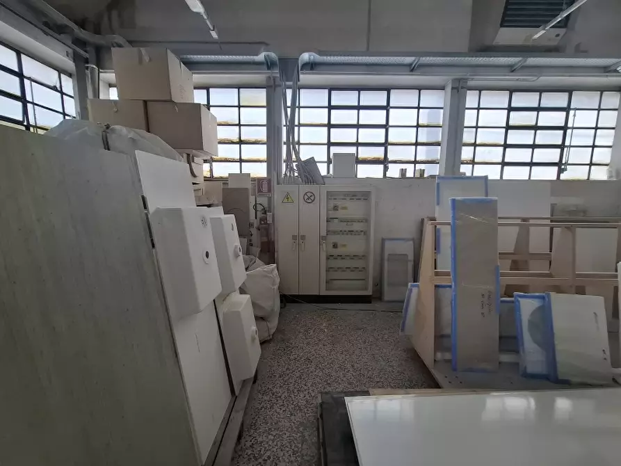 Immagine 10 di Capannone industriale in affitto  a Meda
