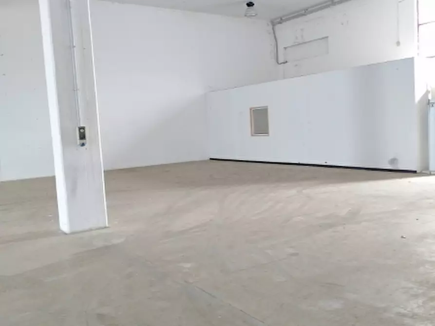 Immagine 5 di Capannone industriale in affitto  a Muros