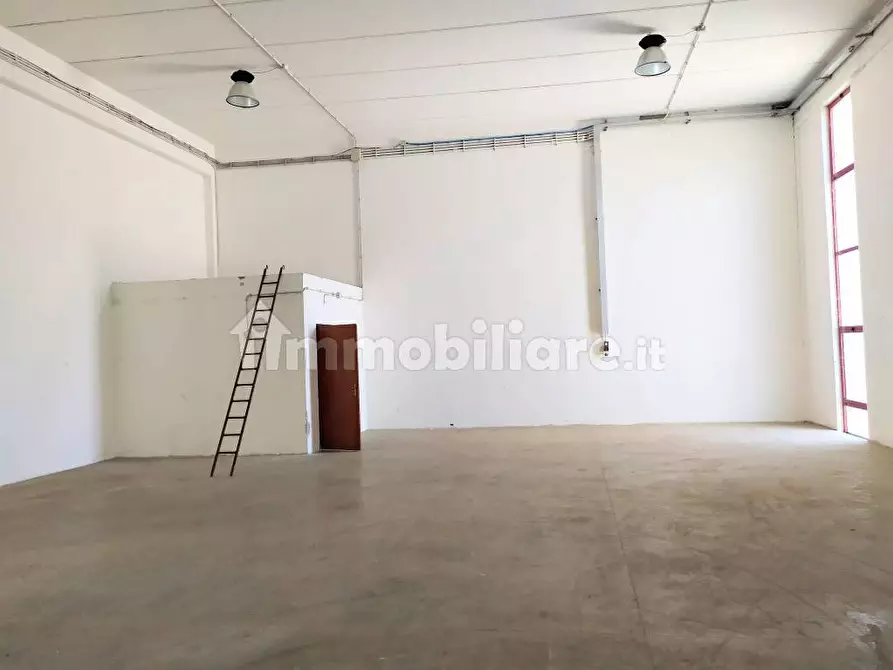 Immagine 5 di Capannone industriale in affitto  in Strada Statale Carlo Felice a Muros