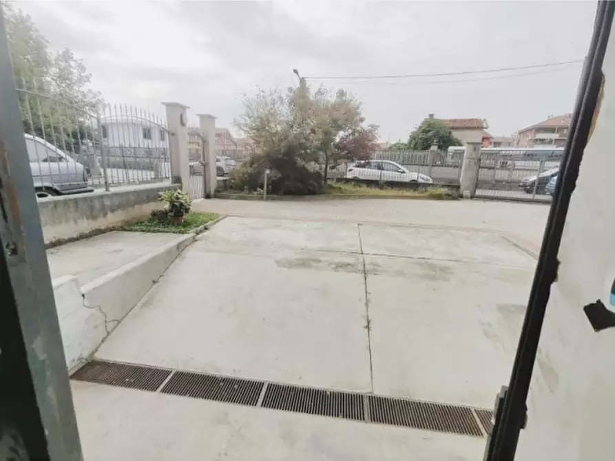 Immagine 2 di Magazzino in vendita  a Ciriè