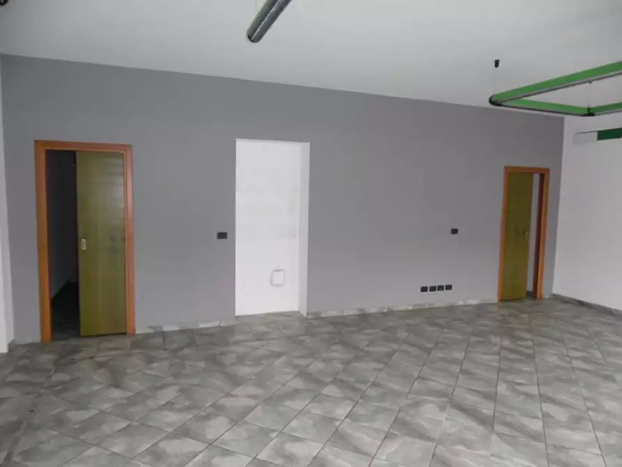 Immagine 11 di Locale commerciale in vendita  in VIA VITTORIO VENETO 5 a Ciriè