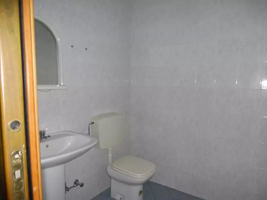 Immagine 17 di Locale commerciale in vendita  in VIA VITTORIO VENETO 5 a Ciriè