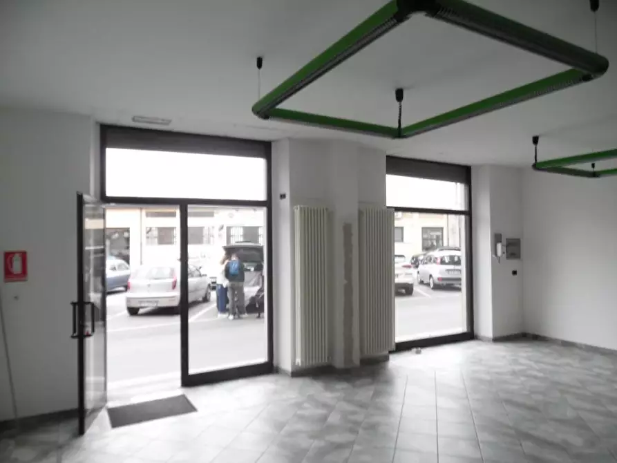 Immagine 21 di Locale commerciale in vendita  in VIA VITTORIO VENETO 5 a Ciriè
